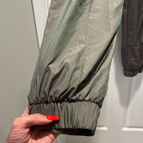Victoria's Secret Sport Green Size M Iridescent Green Windbreaker Cargo Joggers - Picture 5 of 9